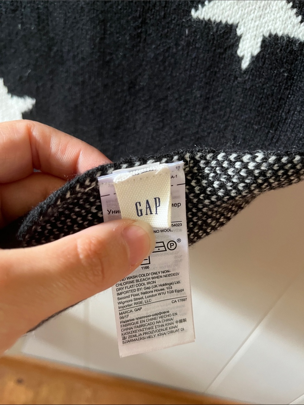 GAP Scarf - Picture 3 of 3